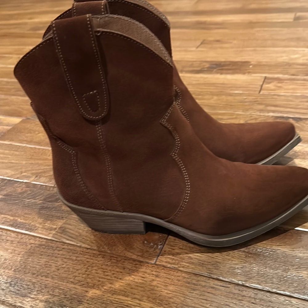 Steve Madden size 9 Wizz Cowgirl Boots, Chestnut Suede